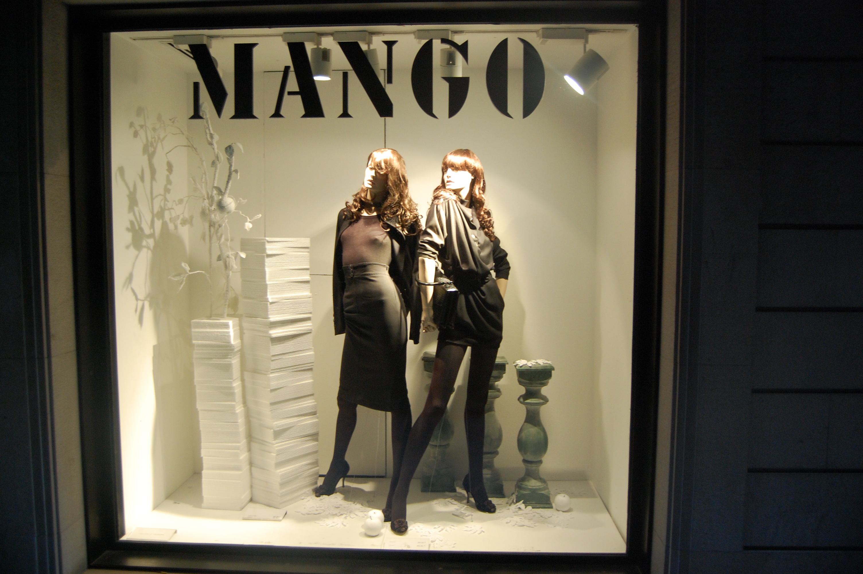 Mango_store_in_barcelona