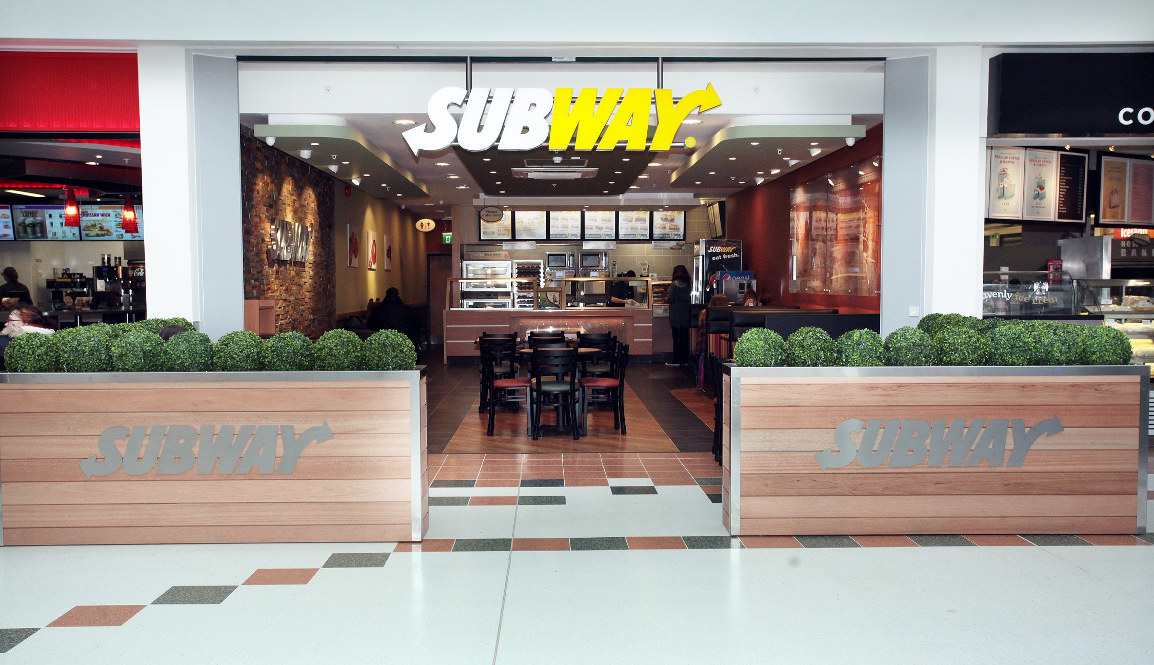 Subway_franchisee_haj_atwal_opens_the_5000th_subwayr_store_in_europe_in_livingston_scotland_1