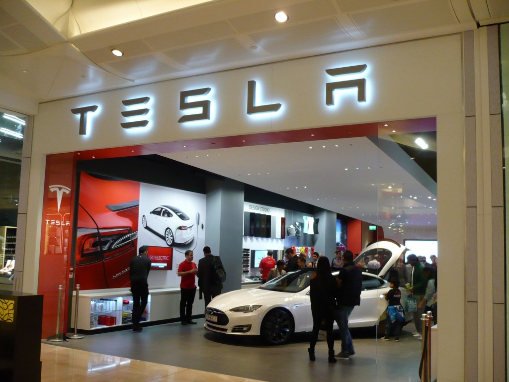 Tesla-store-opening-in-westfield-mall-london-oct-2013_100444200_l