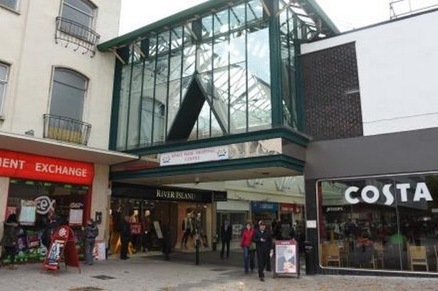 The-entrance-to-kings-walk-shopping-centre-gloucester-from-kings-square