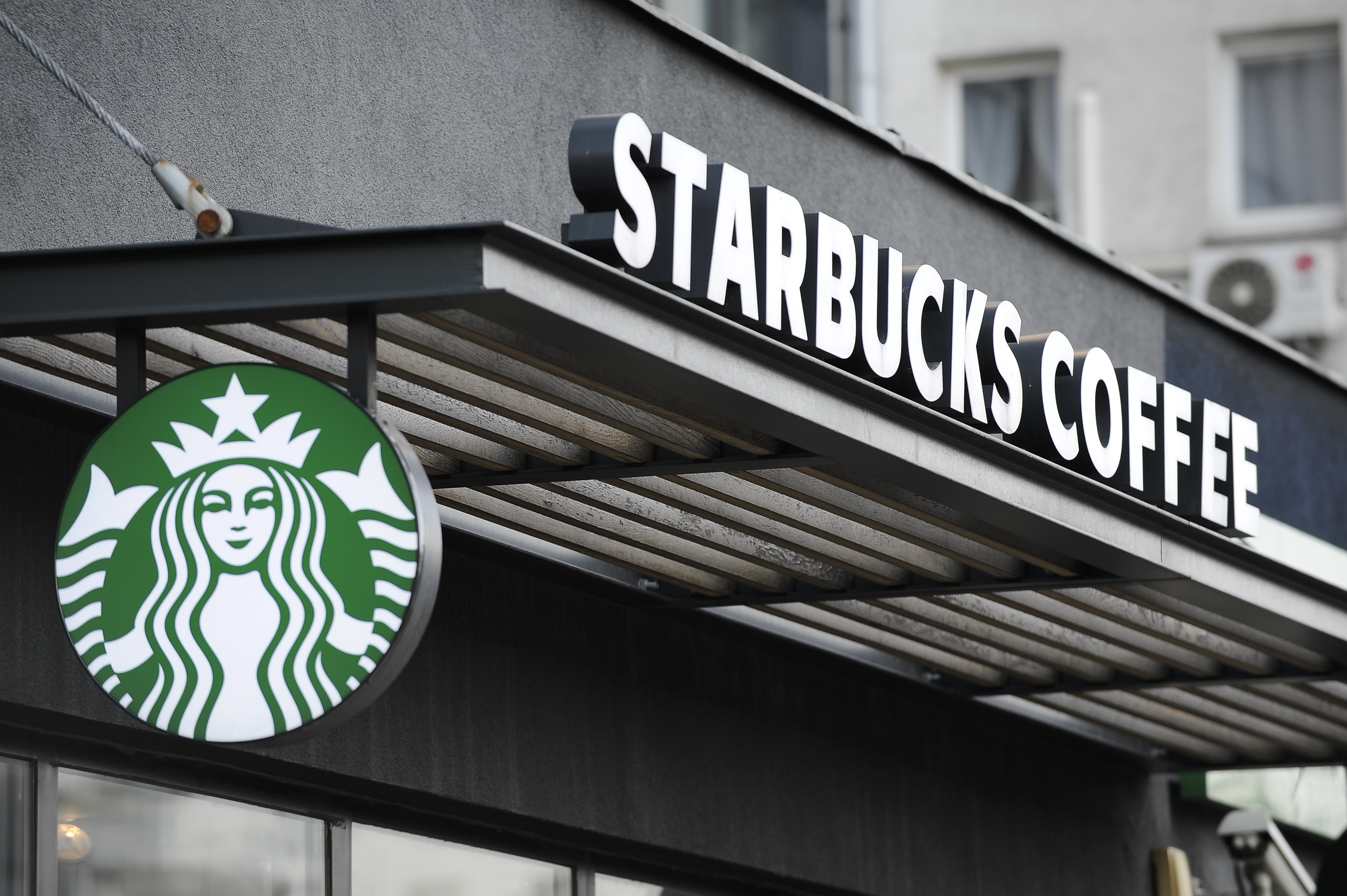 Starbucks-apologizes-arrest