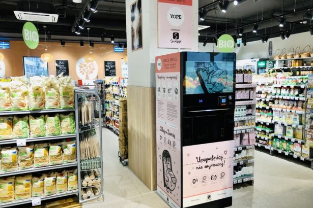 Carrefour-polska-tests-refill-station-for-cosmetics-in-warsaw-store